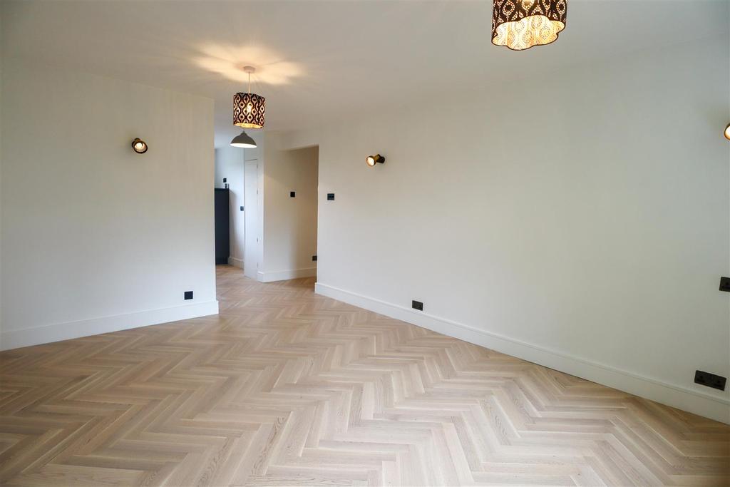 Hollington Park Road, St.... 3 bed flat £1,100 pcm (£254 pw)