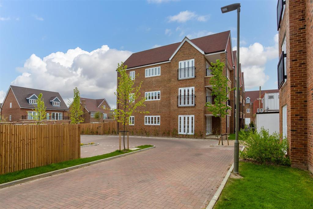 3 Beatrice Square, Tadworth 1 bed apartment £299,000