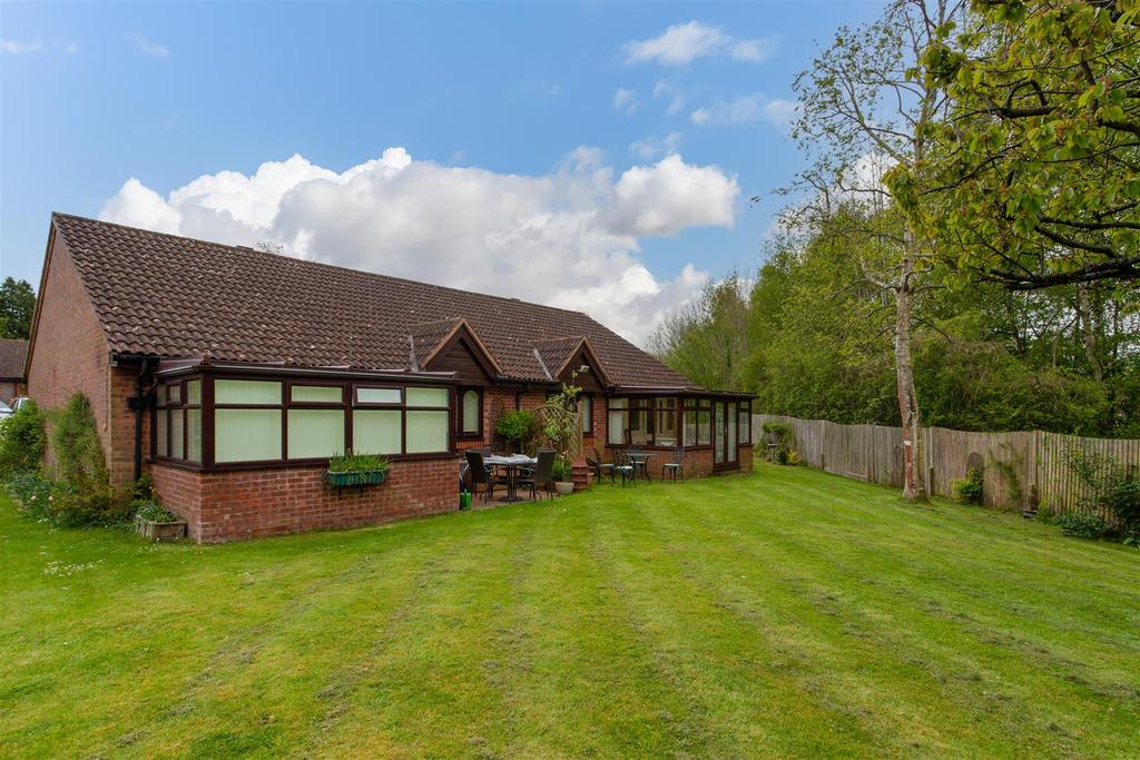 Derby Close, Epsom 2 bed semidetached bungalow £400,000