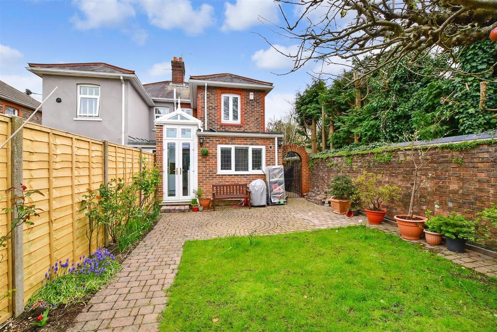 Malthouse Road, Crawley, West Sussex 3 bed semidetached house £435,000