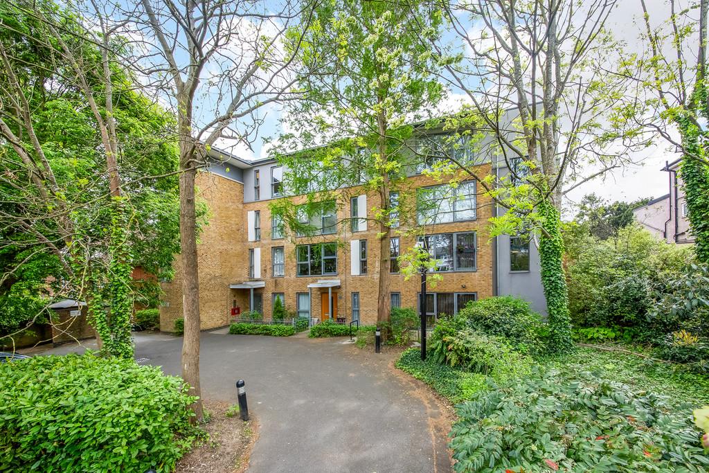 Westwood Hill, Sydenham, SE26 2 bed flat £387,000