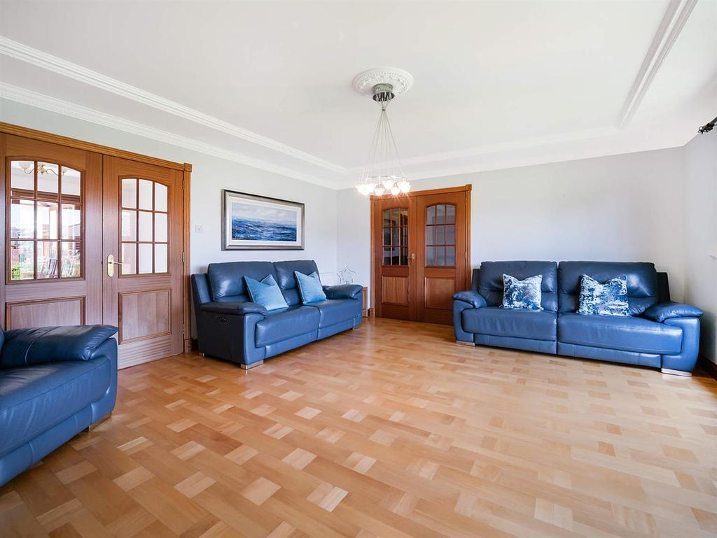 5 Dean Park, Gowkhall, KY12 9PA 3 bed detached bungalow £340,000