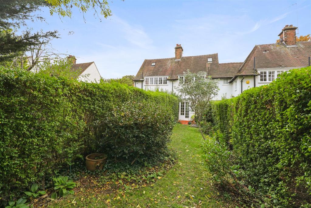 Oakwood Road, NW11 6RJ 3 bed property £847,500