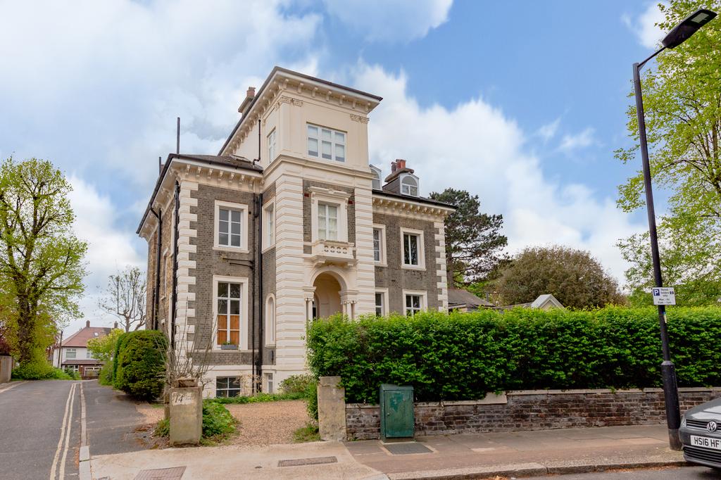 14 Grove Park, London, Greater SE5 2 bed flat £1,850 pcm (£427 pw)