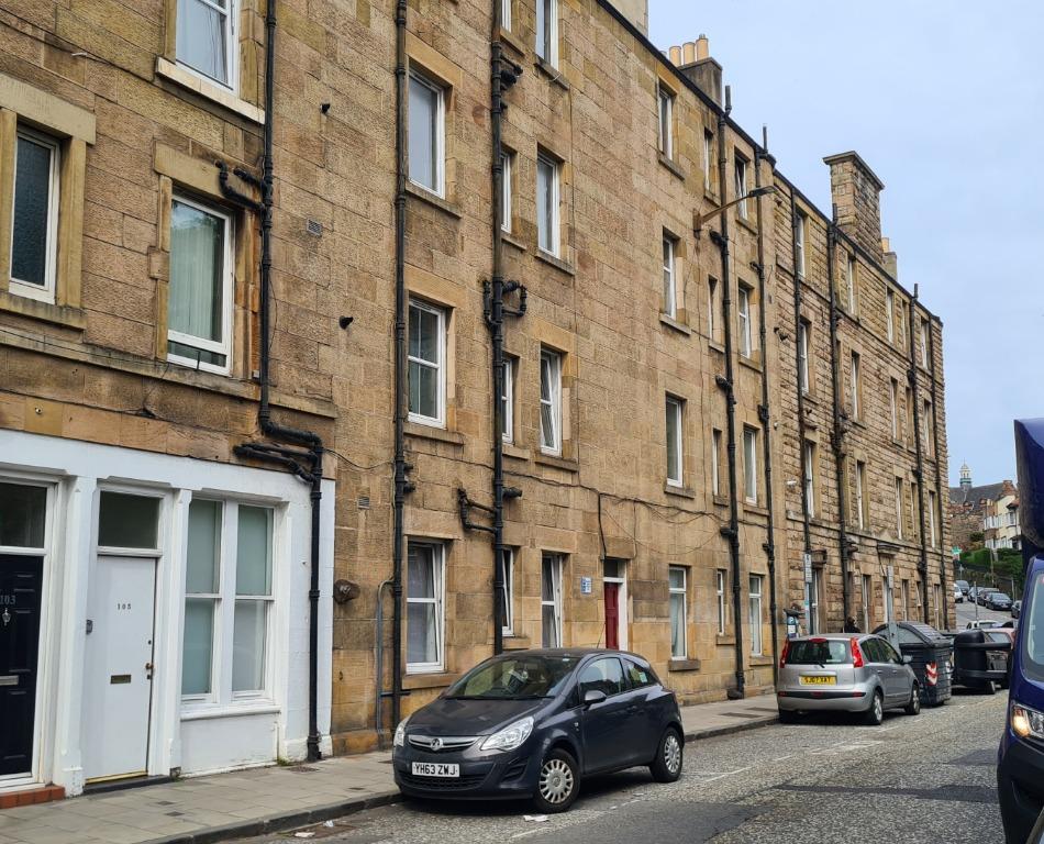 Broughton Road, Broughton, Edinburgh... 1 bed flat £895 pcm (£207 pw)