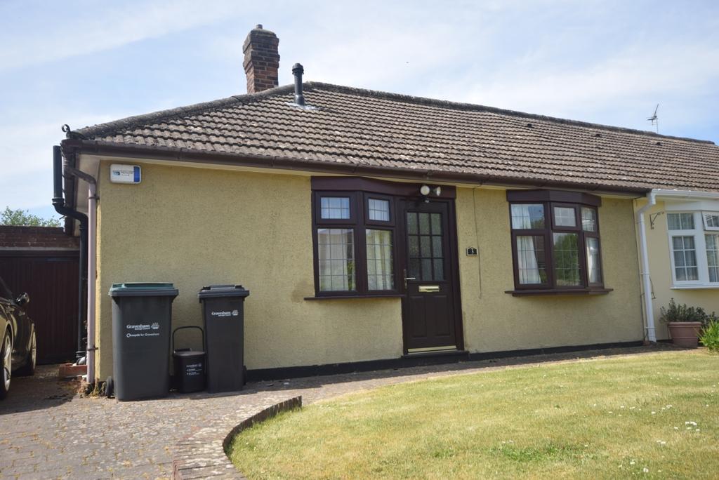 St. Francis Road Meopham DA13 2 bed semidetached bungalow £1,400 pcm (£323 pw)