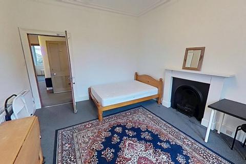 3 bedroom flat to rent, (1f1) Cathcart Place, Edinburgh, EH11