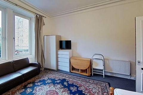 3 bedroom flat to rent, (1f1) Cathcart Place, Edinburgh, EH11