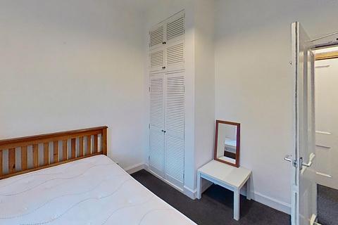 3 bedroom flat to rent, (1f1) Cathcart Place, Edinburgh, EH11