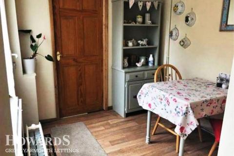 2 bedroom terraced house to rent, Burnt Lane, Gorleston