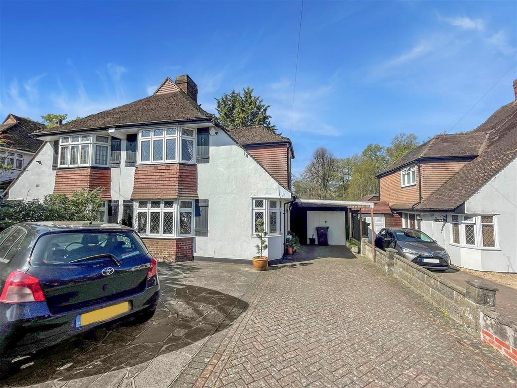 Hartland Way, Shirley, Croydon, Surrey 3 bed semidetached house £600,000