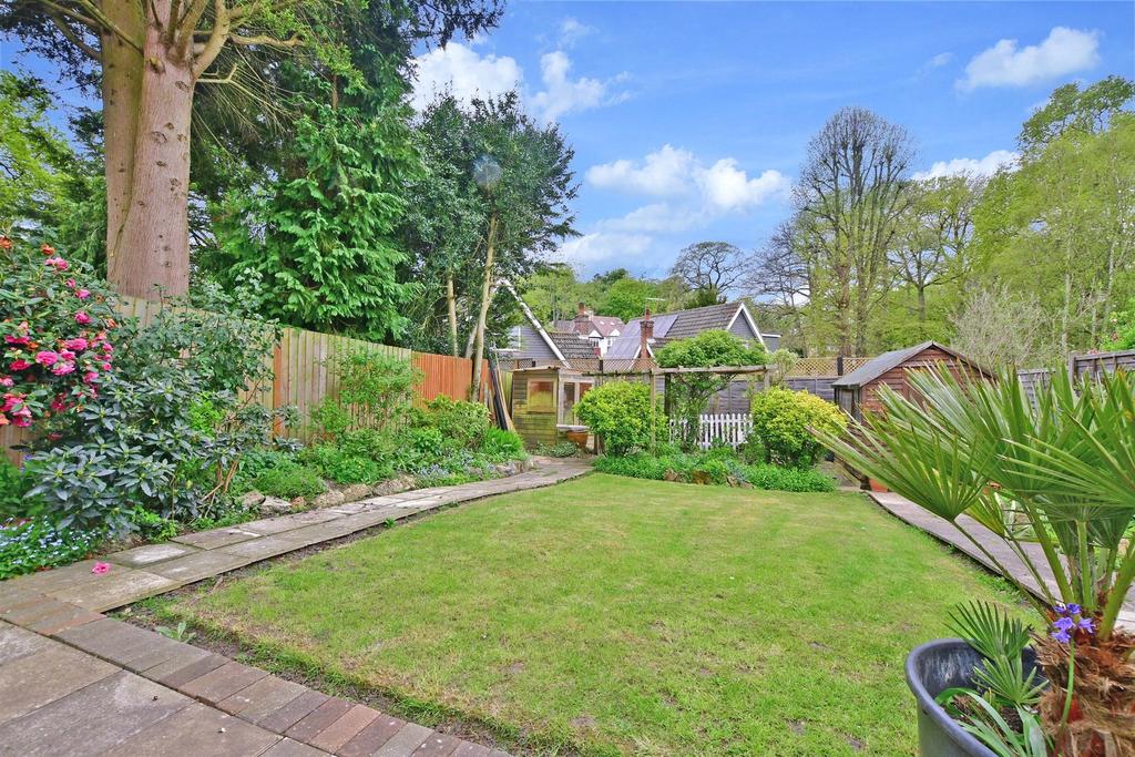 Hartland Way, Shirley, Croydon, Surrey 3 bed semidetached house £600,000