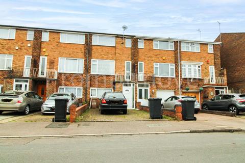 3 bedroom townhouse for sale, Tenby Drive Luton LU4 9BL
