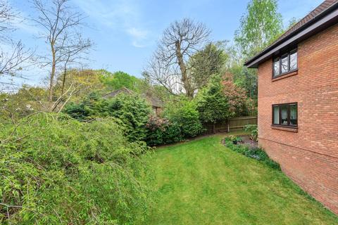 3 bedroom flat for sale - Holmbury Park, Bromley