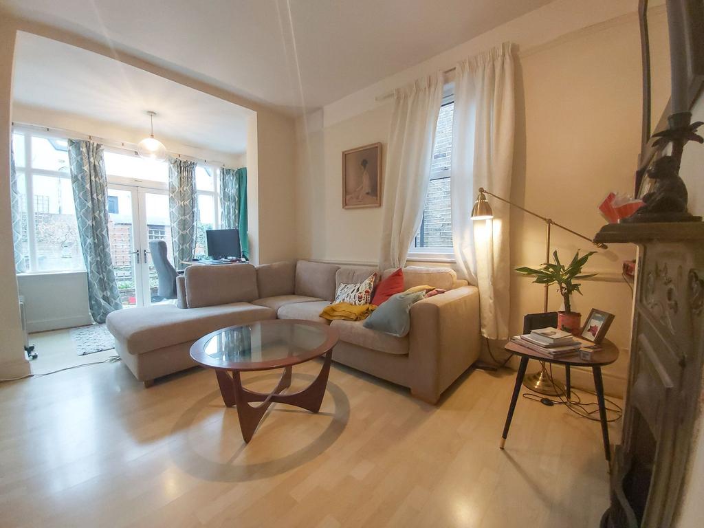 Thorney Hedge Road, London, W4 2 bed apartment £1,700 pcm (£392 pw)