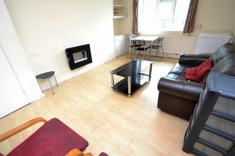 3 bedroom apartment to rent, Grenham Ave, Hulme, Manchester. M15 4HD.