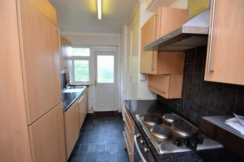 3 bedroom apartment to rent, Grenham Ave, Hulme, Manchester. M15 4HD.