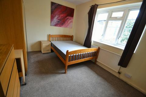 3 bedroom apartment to rent, Grenham Ave, Hulme, Manchester. M15 4HD.