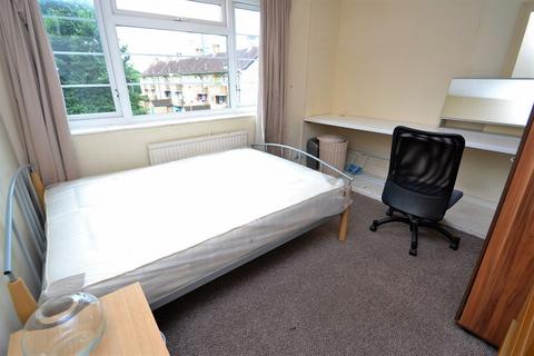 3 bedroom apartment to rent, Grenham Ave, Hulme, Manchester. M15 4HD.