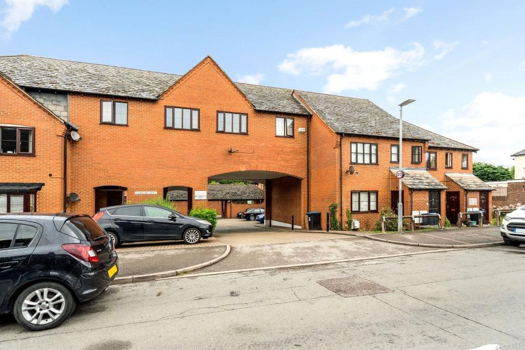 Saddlers Mews, High Street, Markyate... 2 bed apartment £1,150 pcm (£