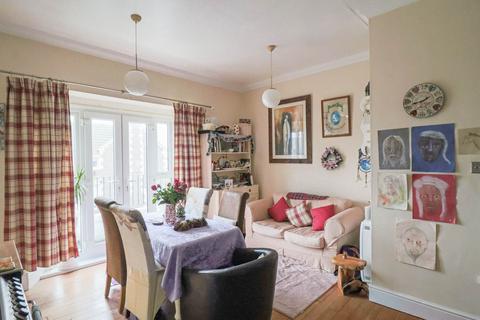 undefined, Beach Road - Sea Front Apartment - Balcony With Sea Views