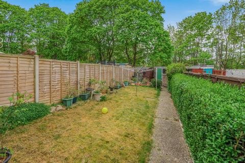 64 Chaucer Close, Basingstoke, RG24 9DW