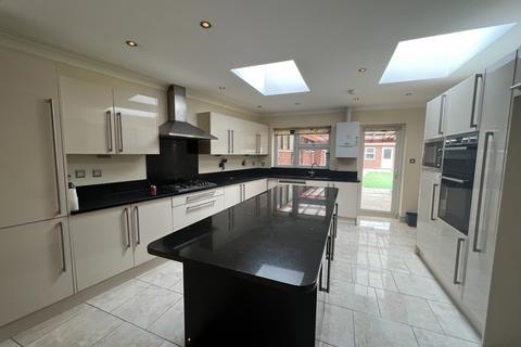 5 bedroom semi-detached house to rent, Craneswater Park, Southall, Greater London, UB2