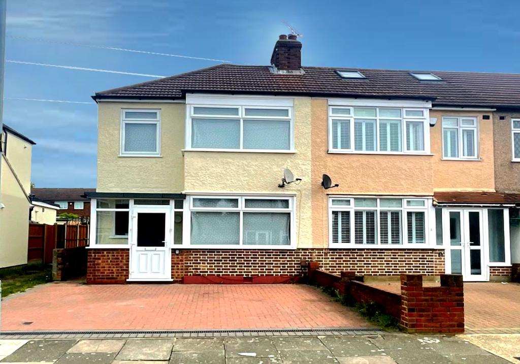 8 Saffron Road, Romford, Essex, RM5 3ES 3 bed end of terrace house £