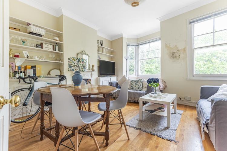 Surrey Lane Battersea SW11 3 bed flat £2,500 pcm (£577 pw)