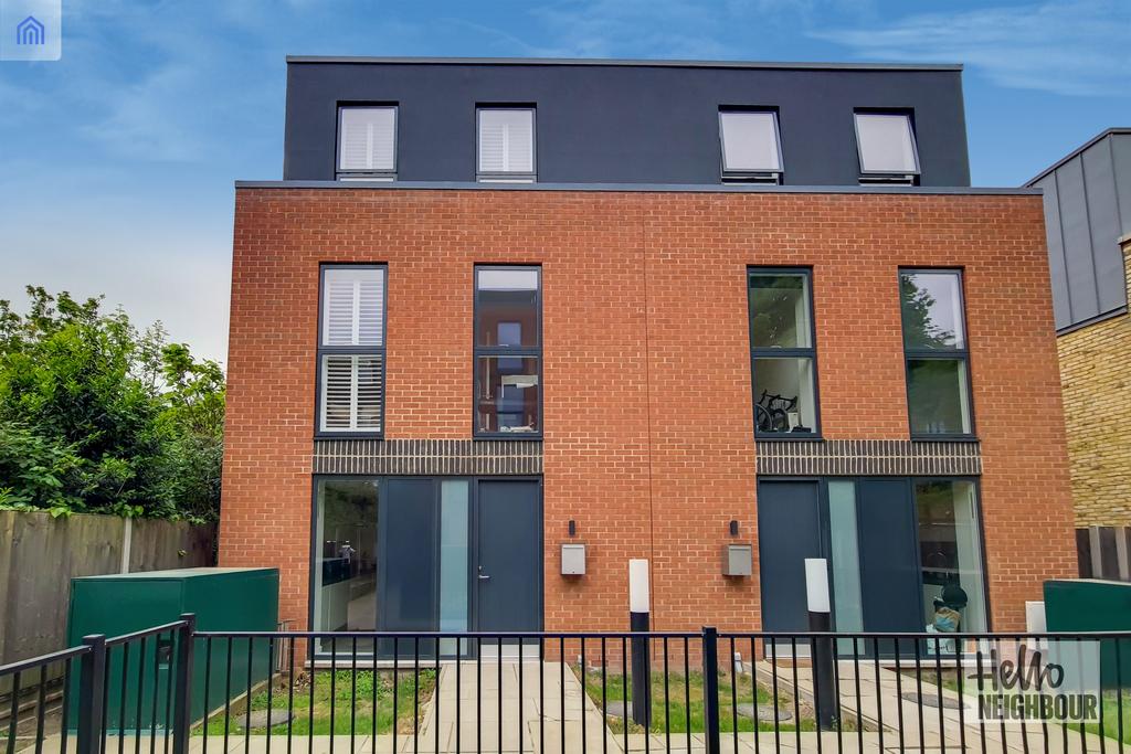 Brixton Hill, London, SW4 3 bed semidetached house £3,500 pcm (£808 pw)