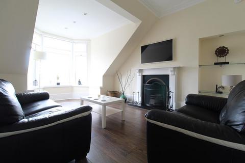 2 bedroom flat to rent, Elmfield  Avenue, top floor,