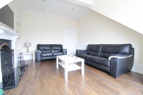 2 bedroom flat to rent, Elmfield  Avenue, top floor,