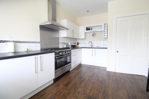 2 bedroom flat to rent, Elmfield  Avenue, top floor,