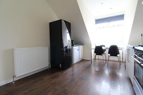 2 bedroom flat to rent, Elmfield  Avenue, top floor,