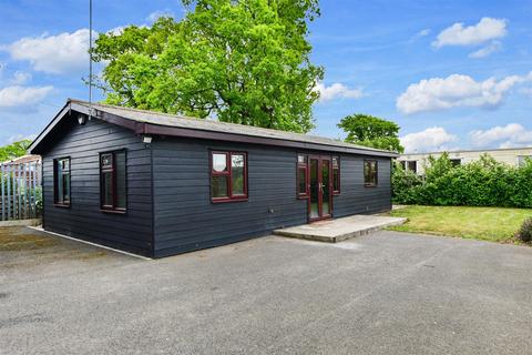 4 bedroom detached bungalow for sale - Lower Park Road, Wickford, Essex