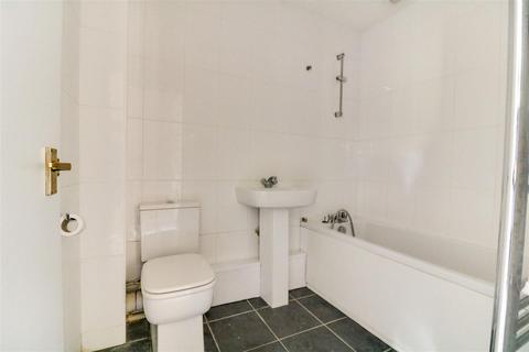 2 bedroom flat to rent, Queen Annes Drive, Westcliff-on-sea, SS0
