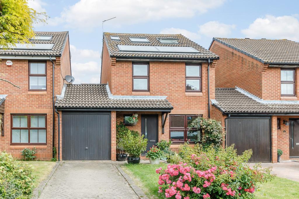 Durrell Way, Shepperton, TW17 3 bed house £2,200 pcm (£508 pw)
