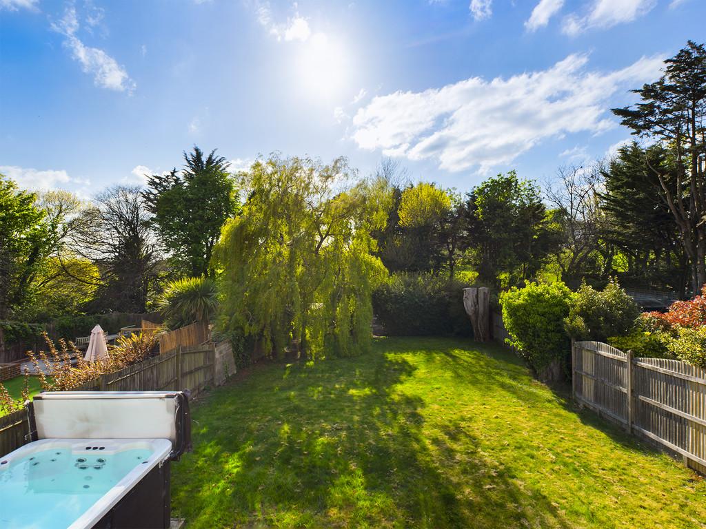 Downs Valley Road, Woodingdean 5 bed detached house £2,500 pcm (£577 pw)