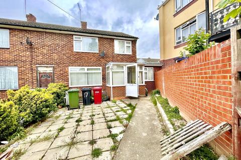 4 bedroom end of terrace house to rent - Bromycroft Road, Slough