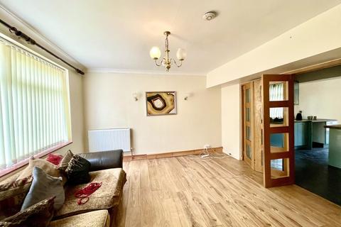 4 bedroom end of terrace house to rent - Bromycroft Road, Slough