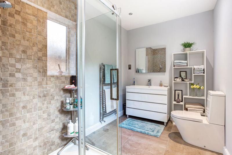 En suite (bed 1)