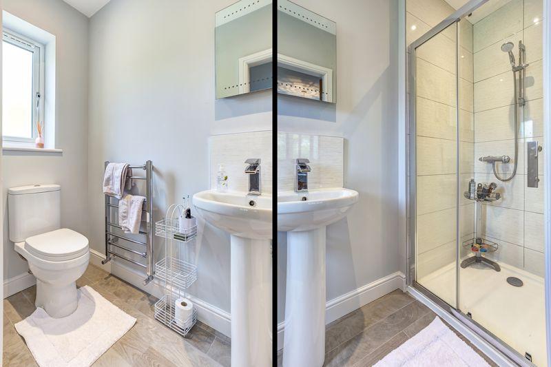 En suite (bed 2)