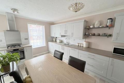 3 bedroom end of terrace house for sale - Market Close, Poole, BH15