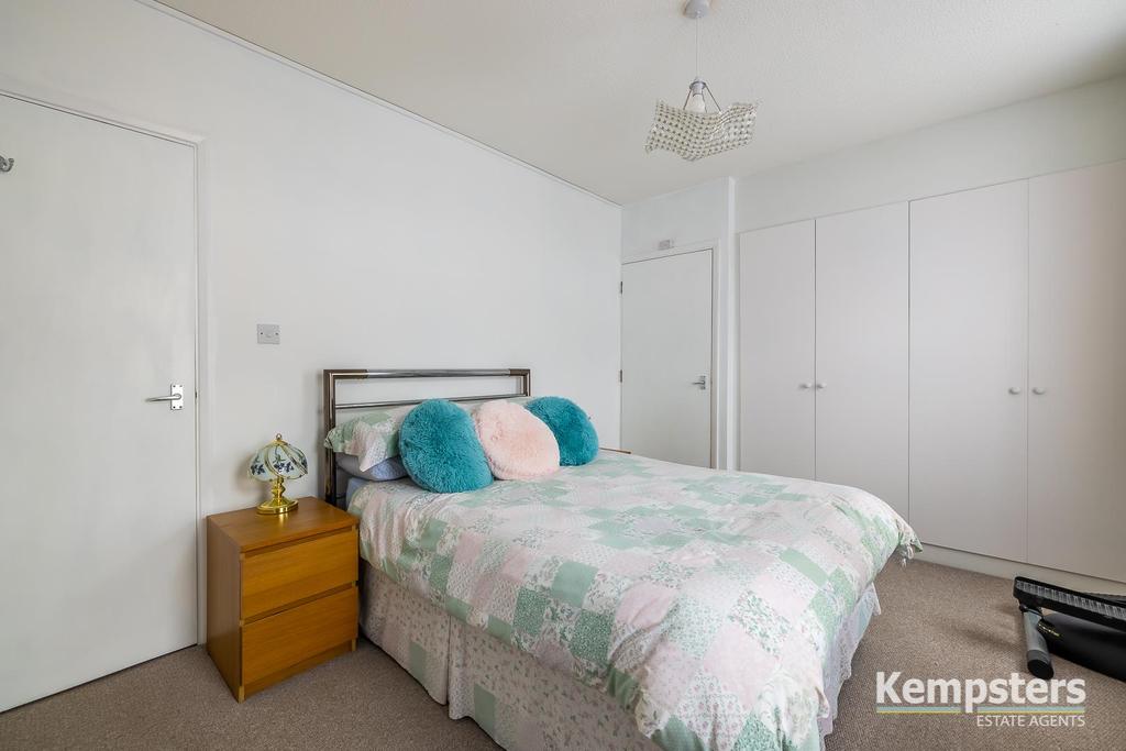 Bedroom  2nd.jpg