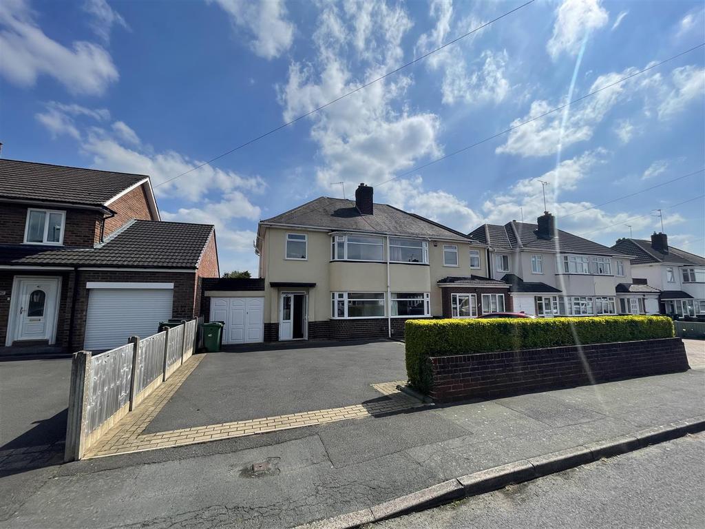 Bourne Avenue, Halesowen 3 bed semidetached house £950 pcm (£219 pw)