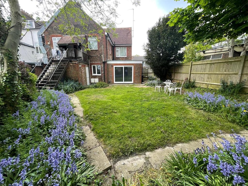 Keymer Road, Hassocks 2 bed house £1,095 pcm (£253 pw)