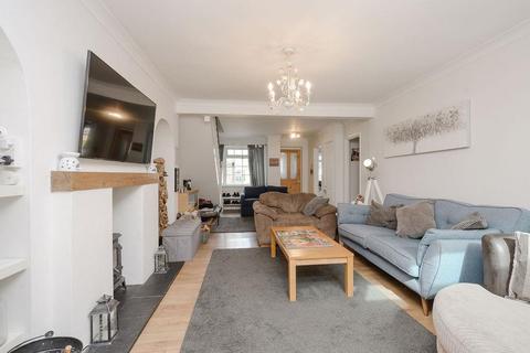 26 Foxlake Road, Byfleet, West Byfleet, KT14 7PW