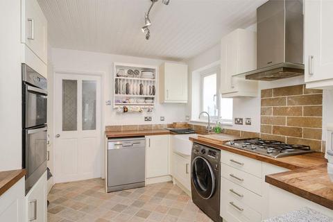 26 Foxlake Road, Byfleet, West Byfleet, KT14 7PW