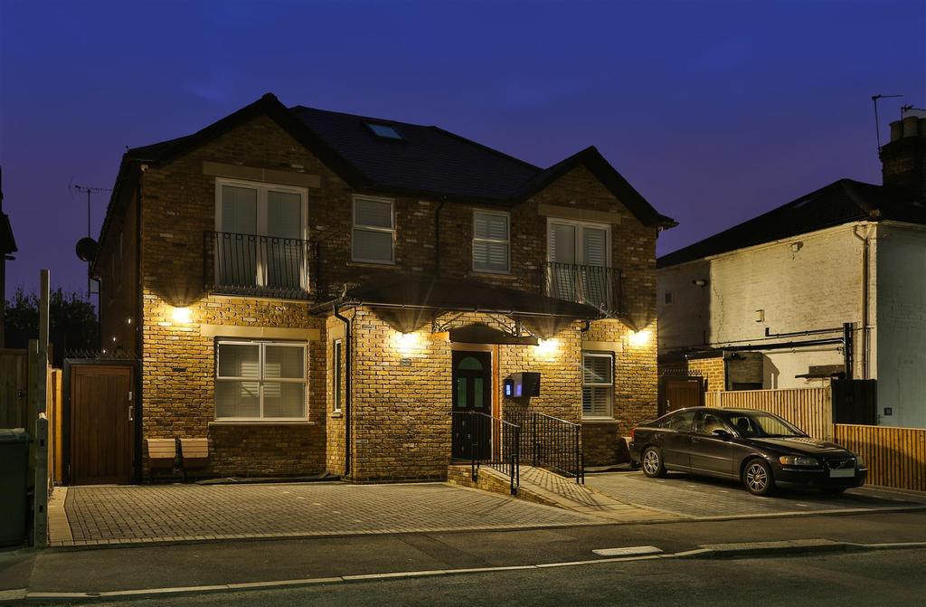 16 Mill Lane, Carshalton 2 bed apartment £1,550 pcm (£358 pw)