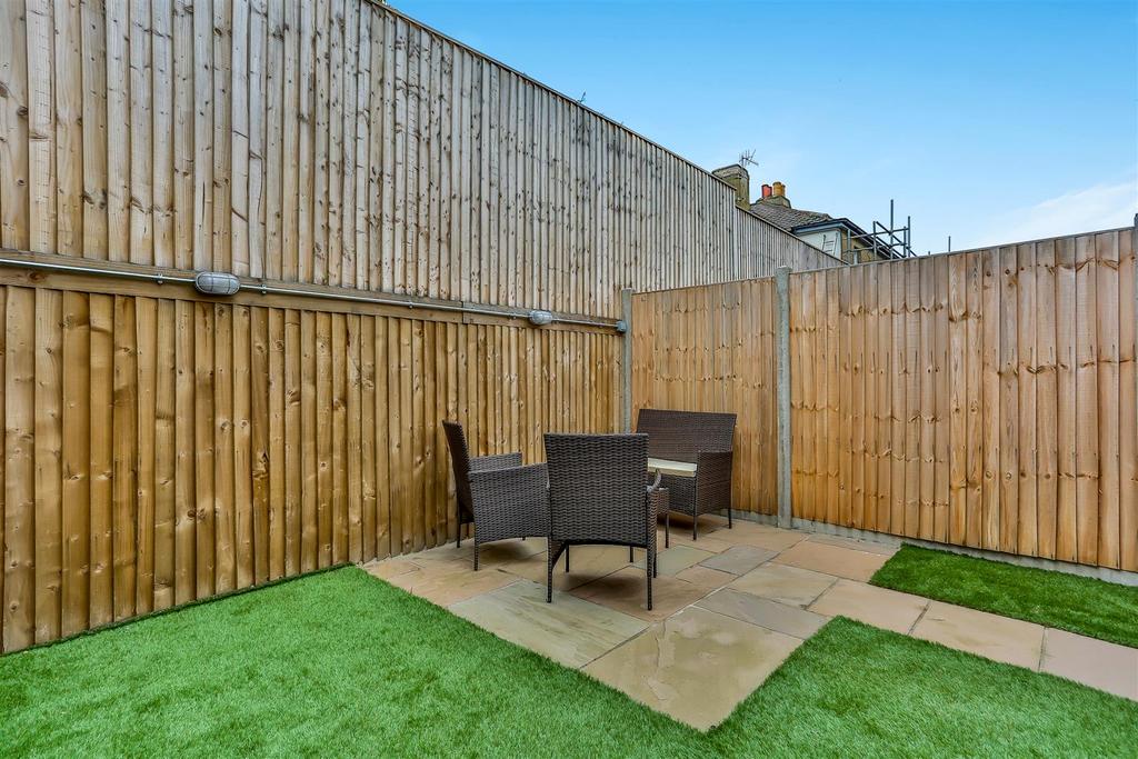 FLAT 3 Pentagon House, 16 Mill Lane, SM5 1.jpg